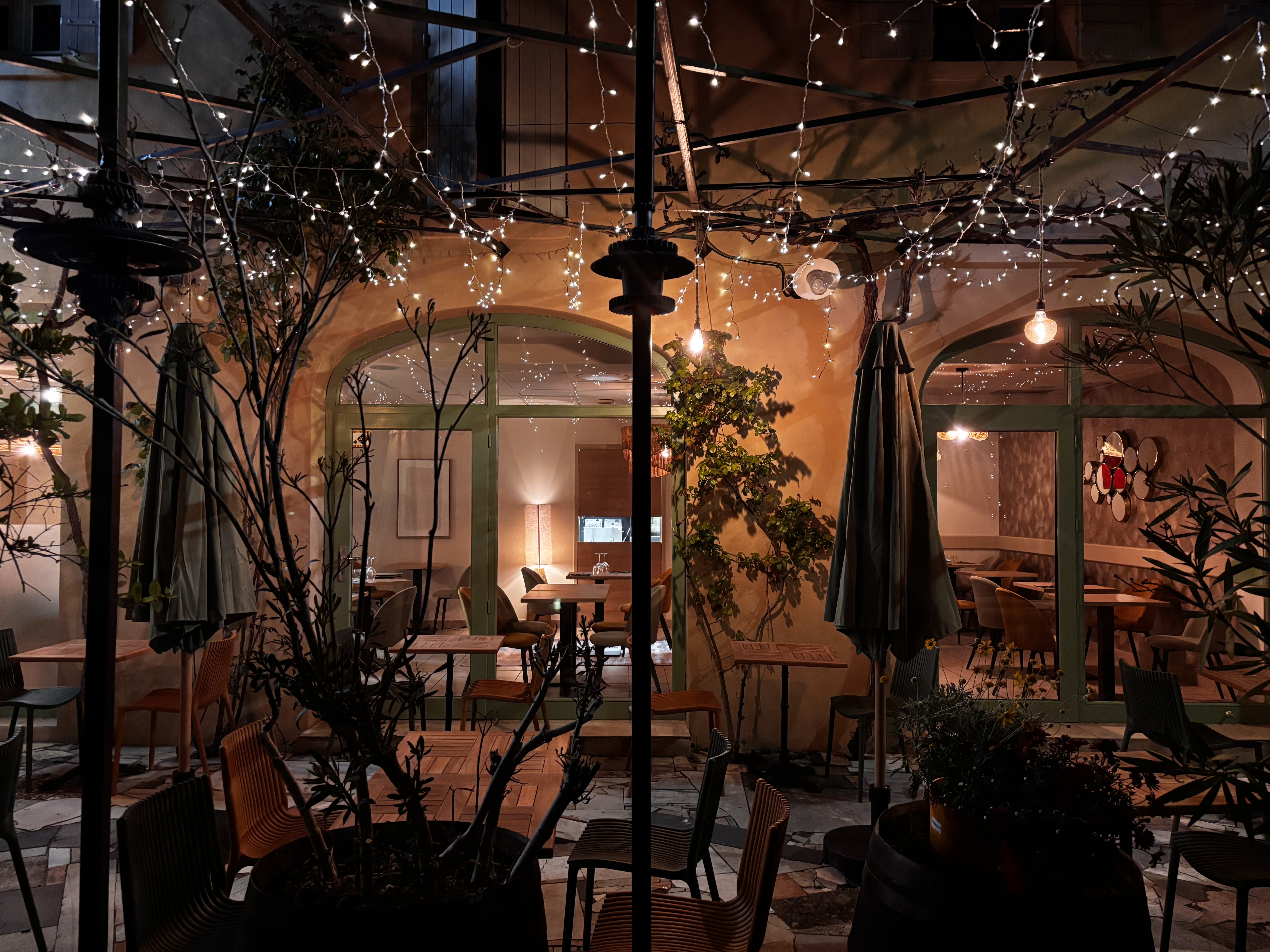 Terrasse nocturne avec guirlandes