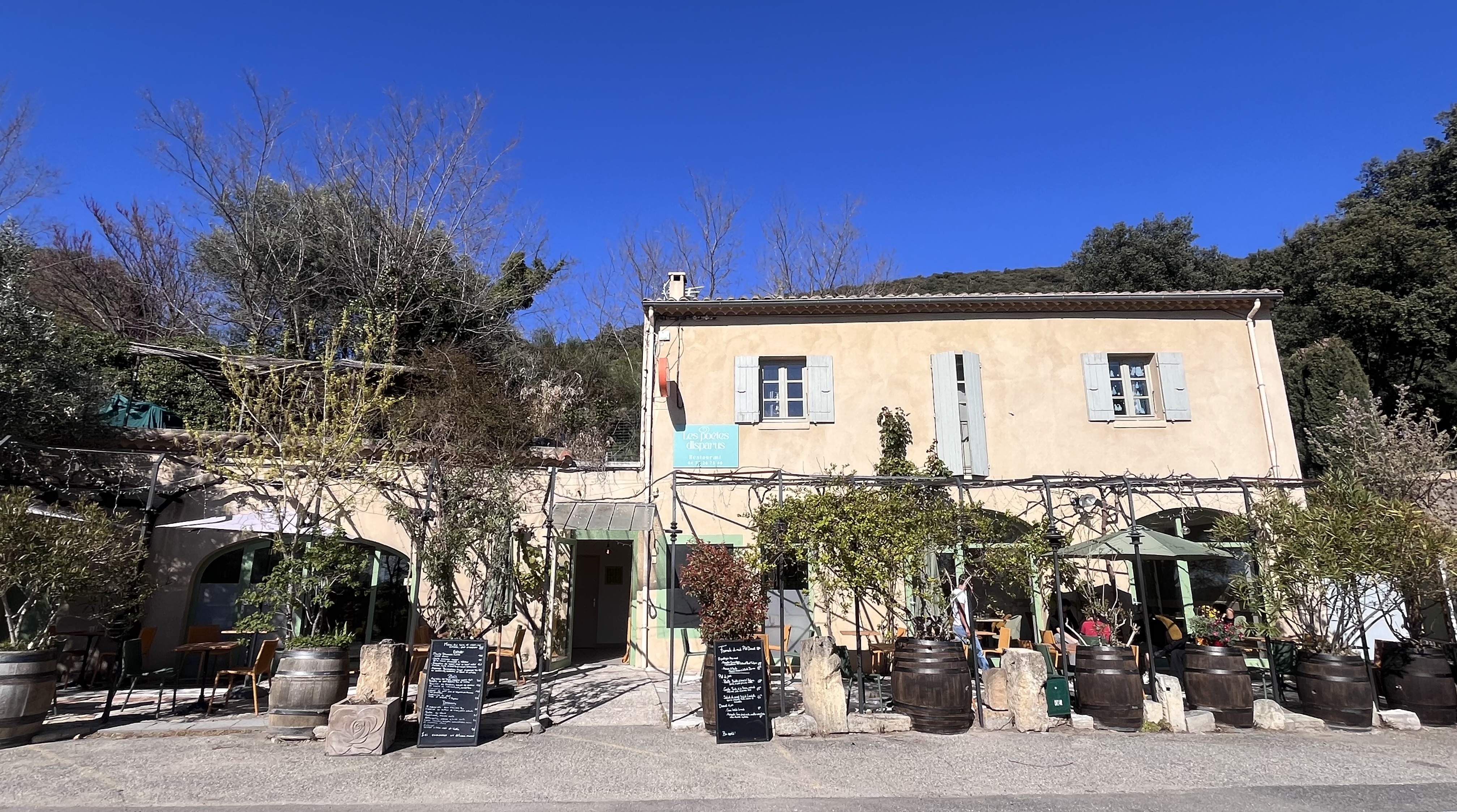 Façade du restaurant Les Poètes Disparus