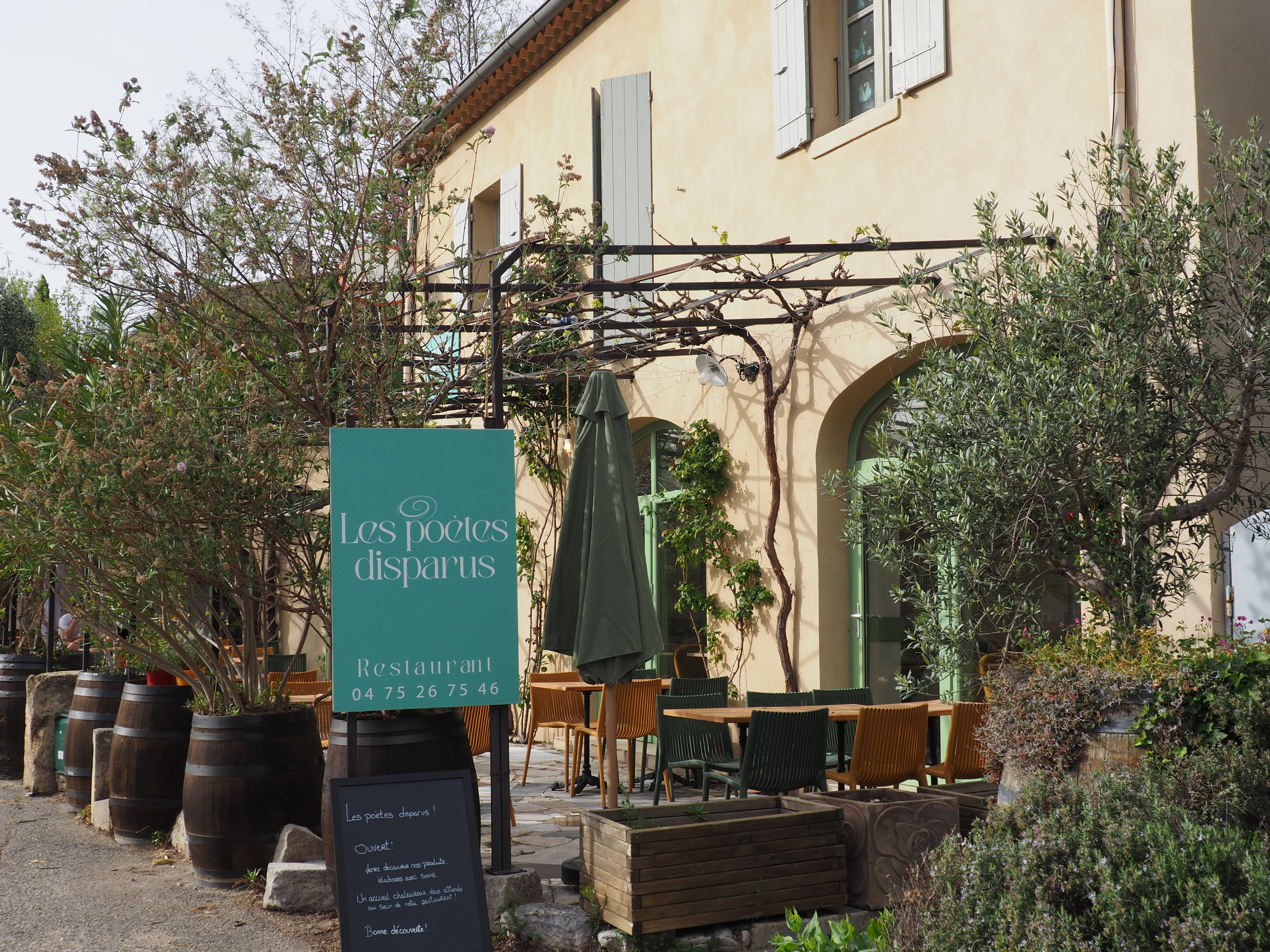 Façade du restaurant avec l'enseigne