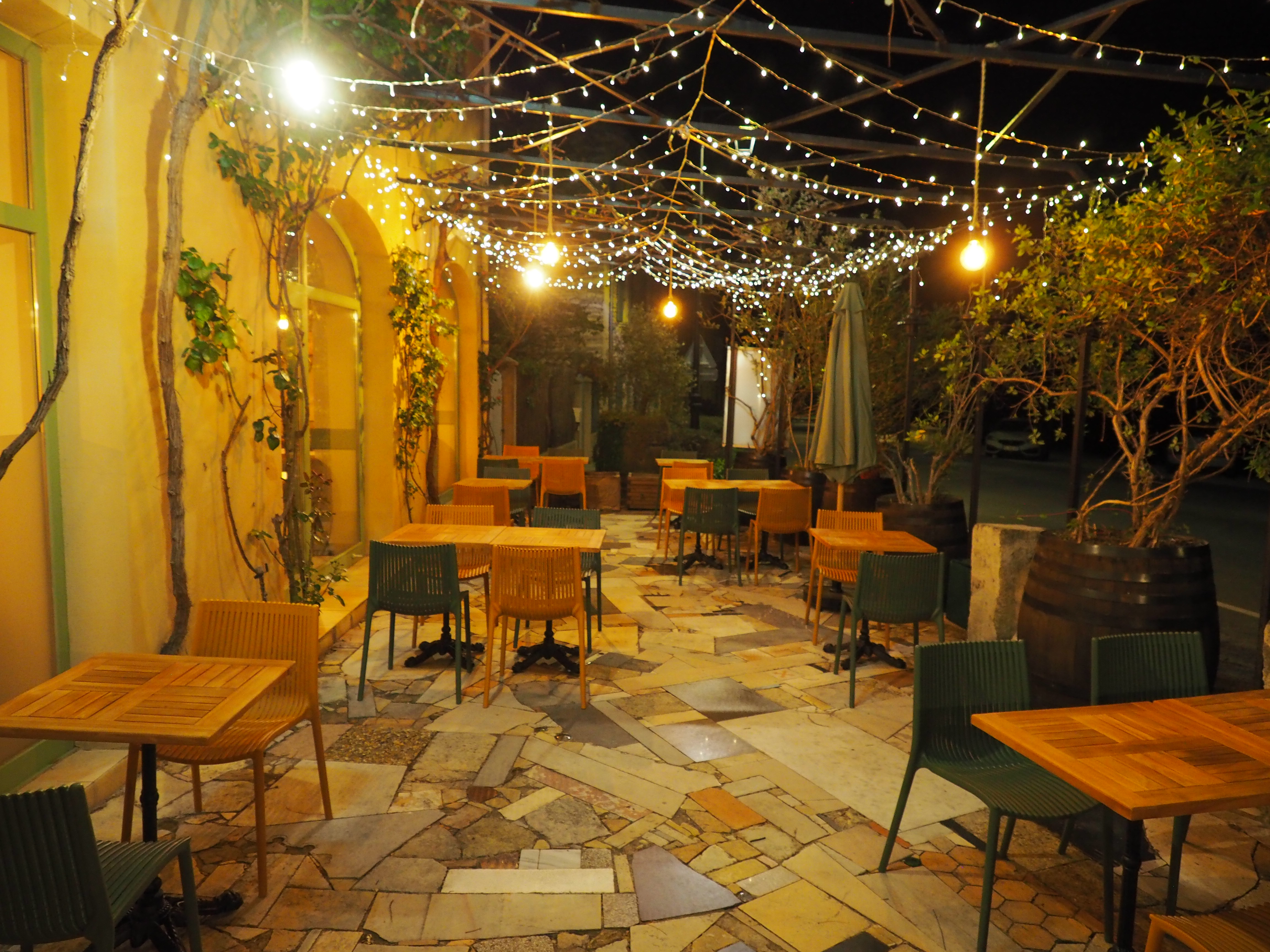 Terrasse de nuit sous les guirlandes