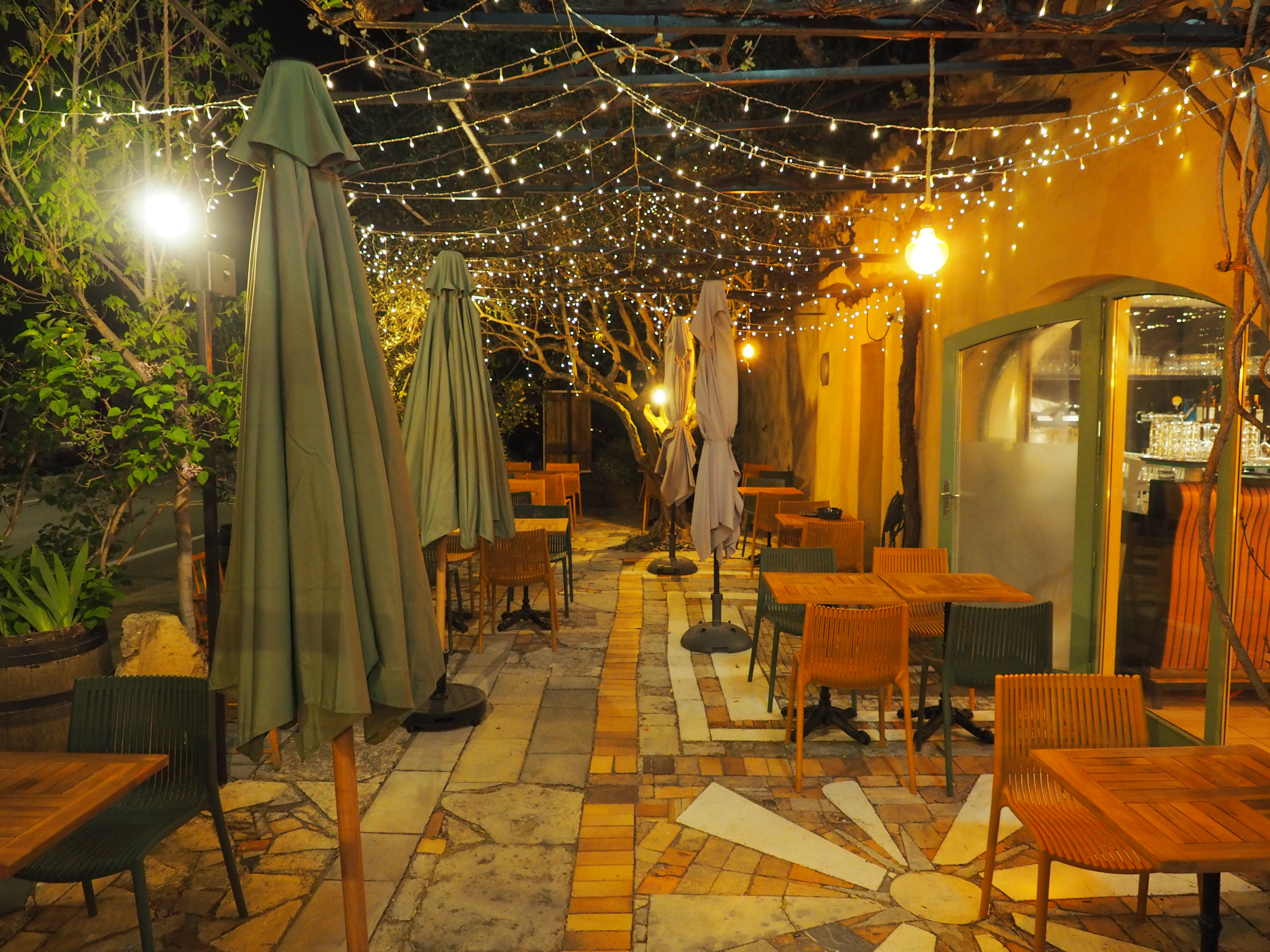 Allée de la terrasse illuminée