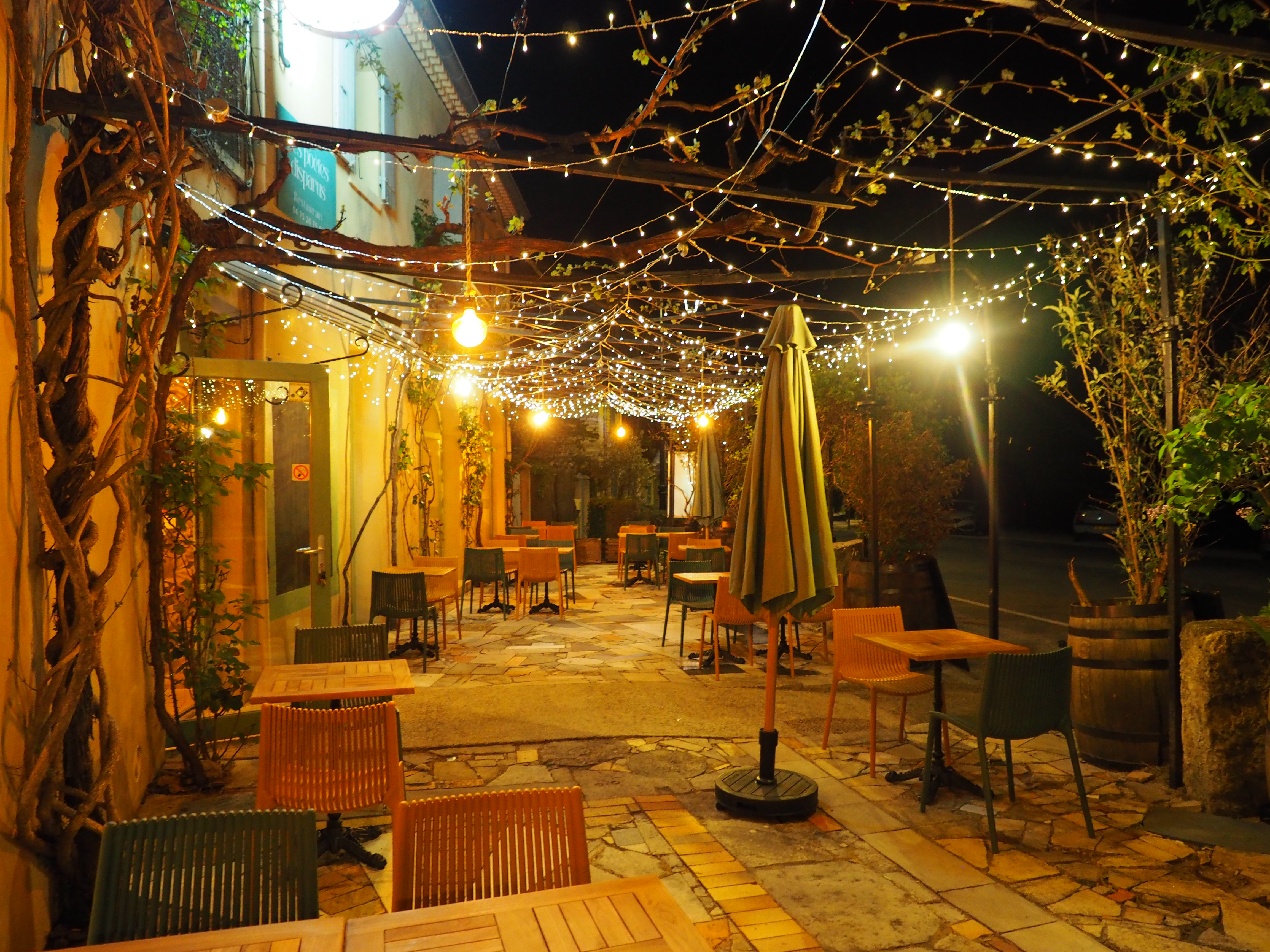 Terrasse nocturne sous les guirlandes