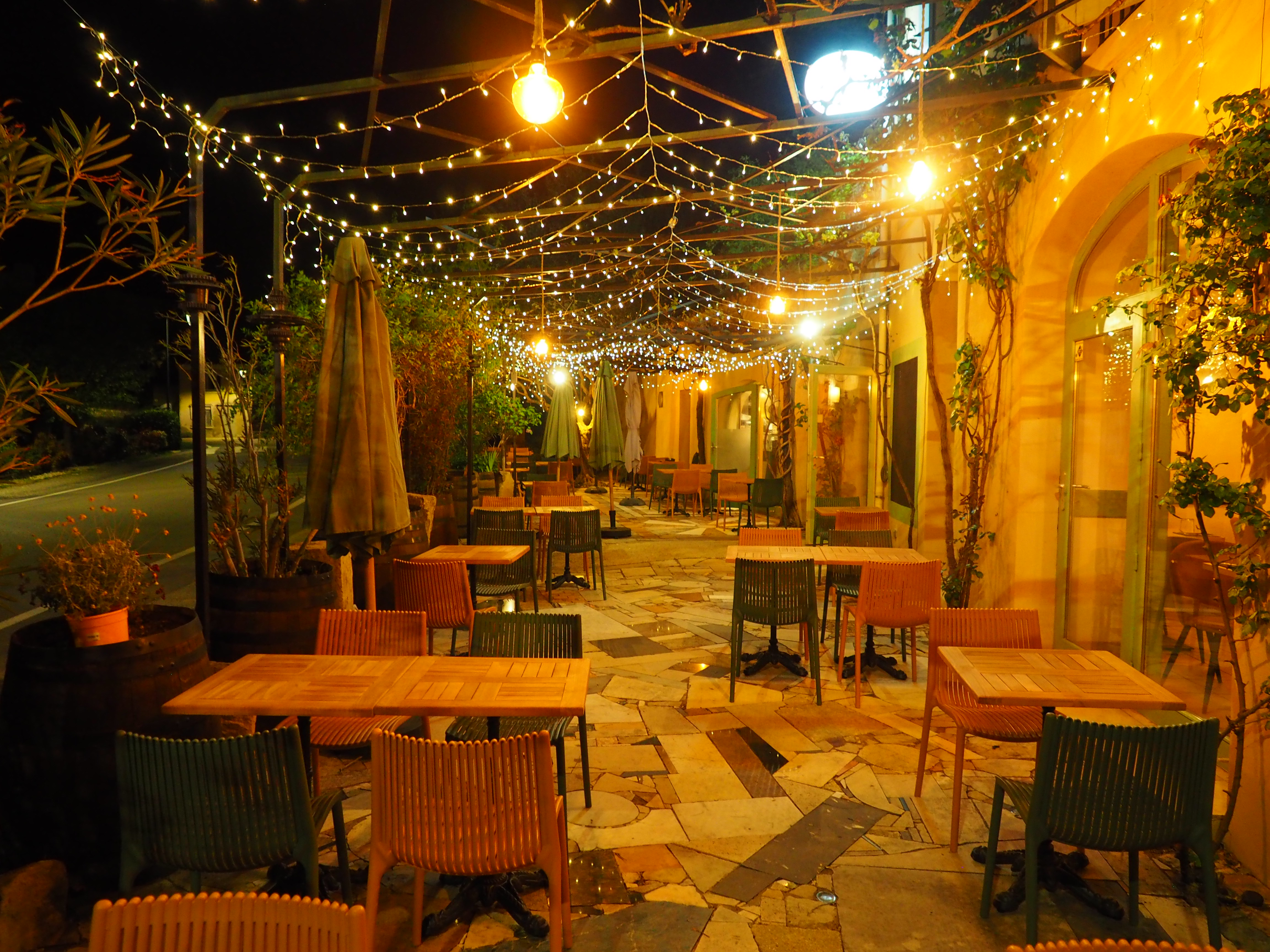 La terrasse illuminée le soir