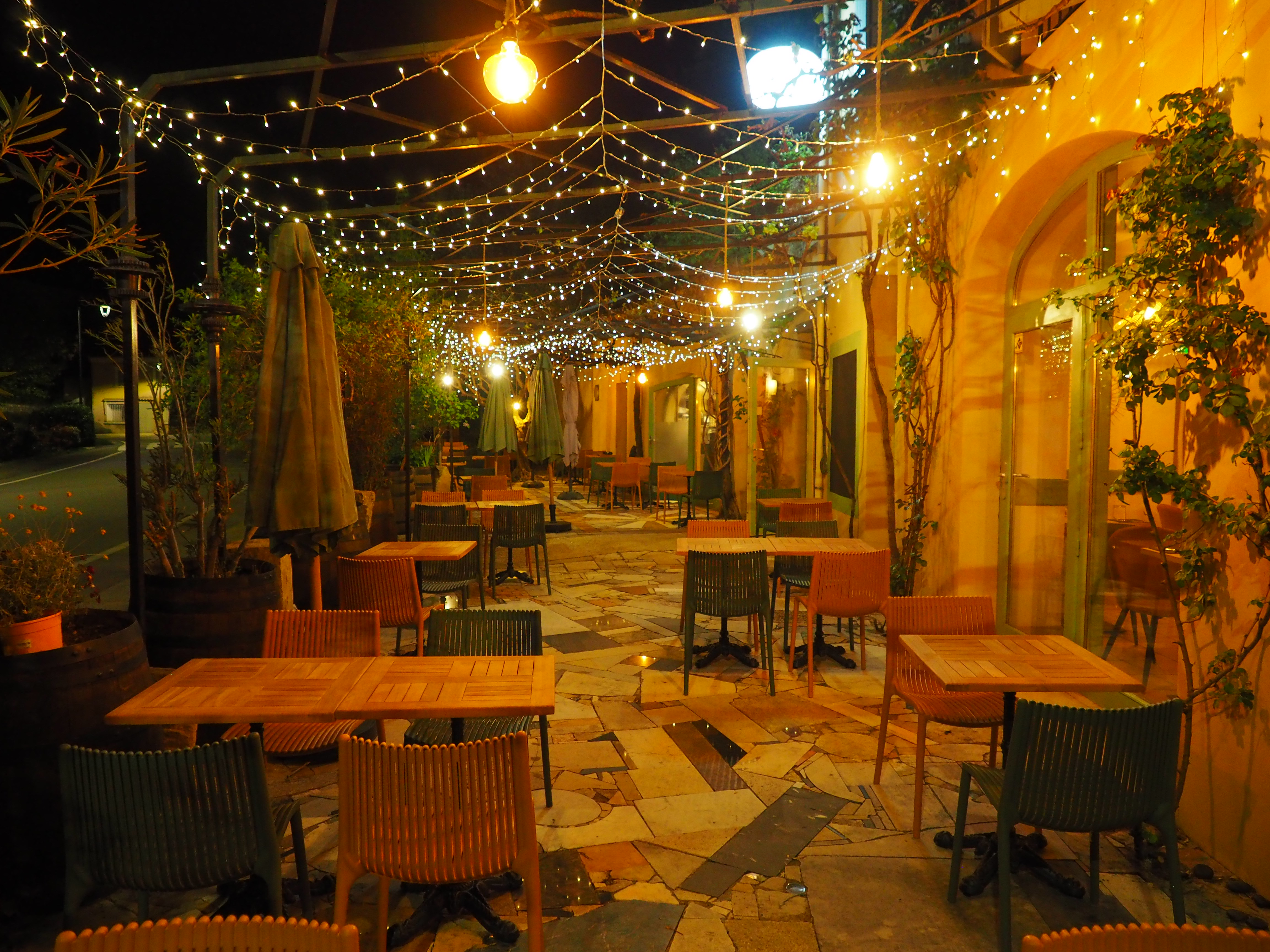 Terrasse illuminée vue de face