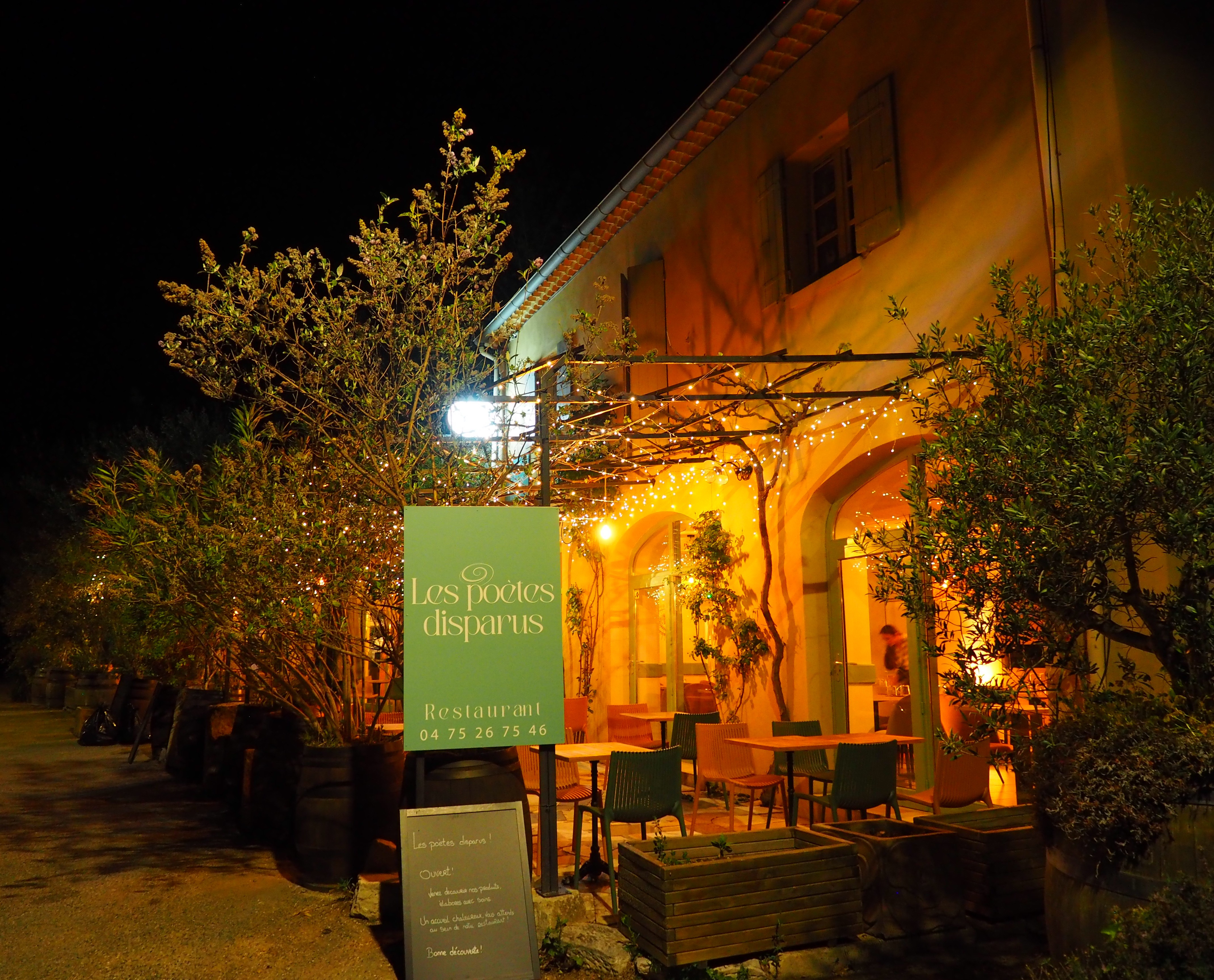 Façade et enseigne de nuit