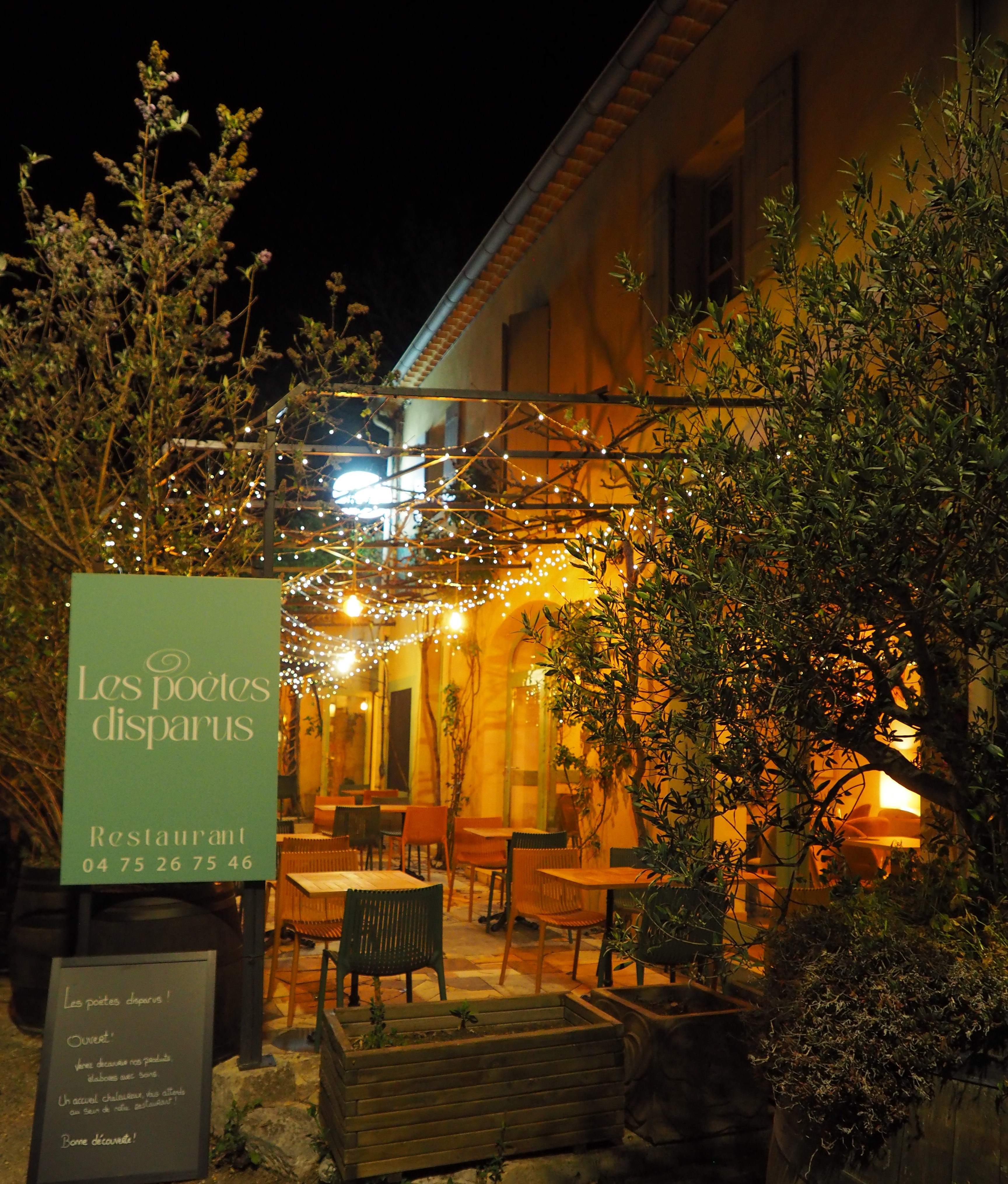 Façade et enseigne vues de nuit