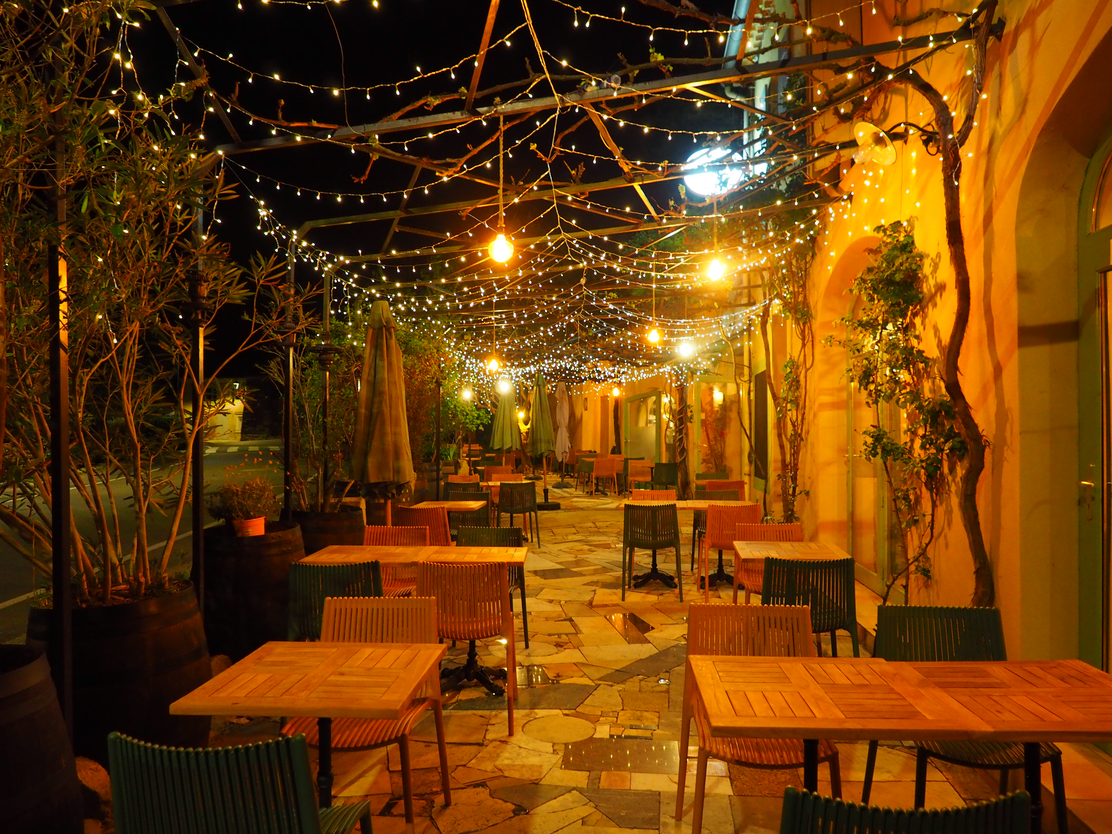 Terrasse nocturne lumière chaude