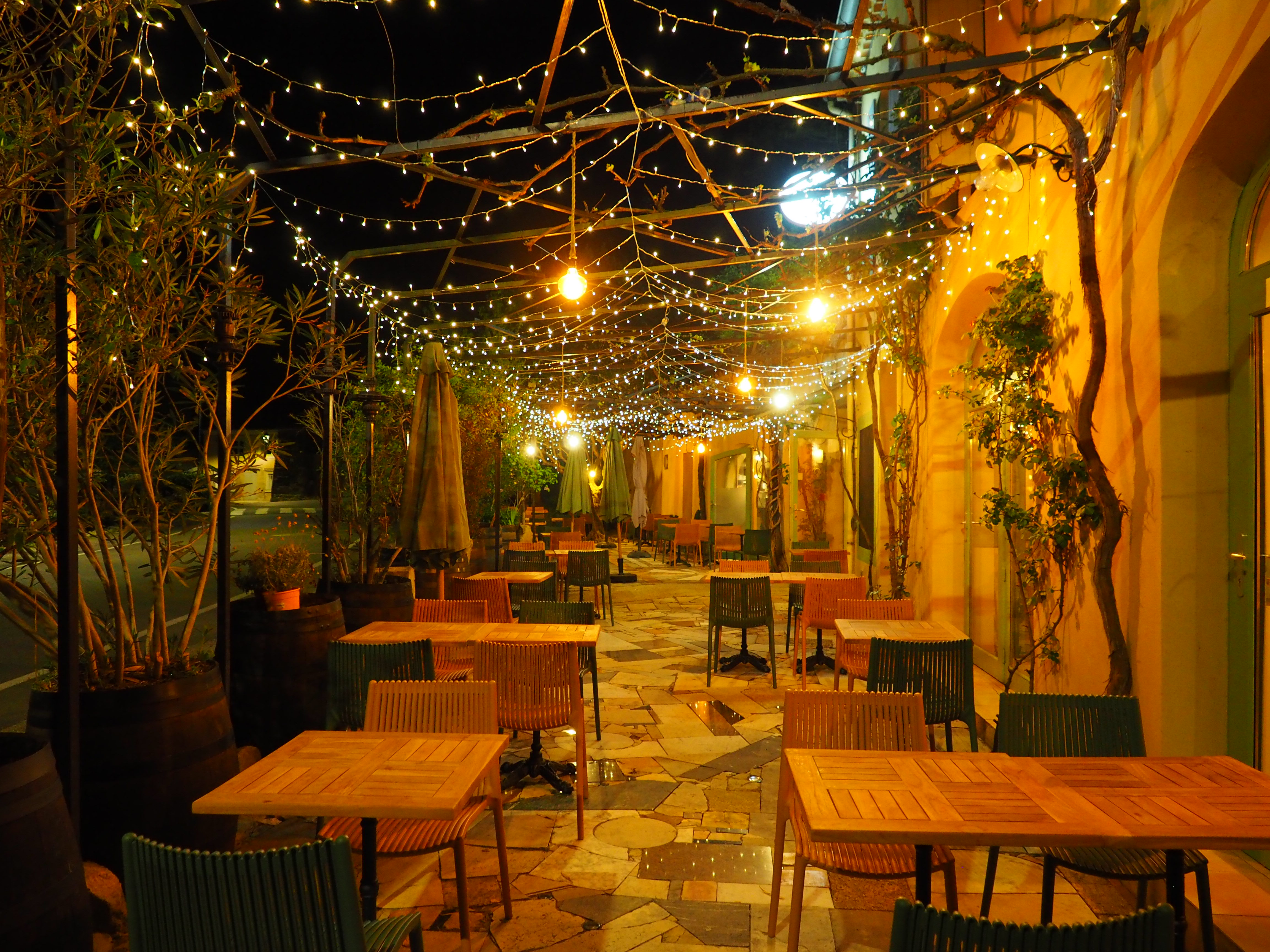Vue d'ensemble de la terrasse de nuit