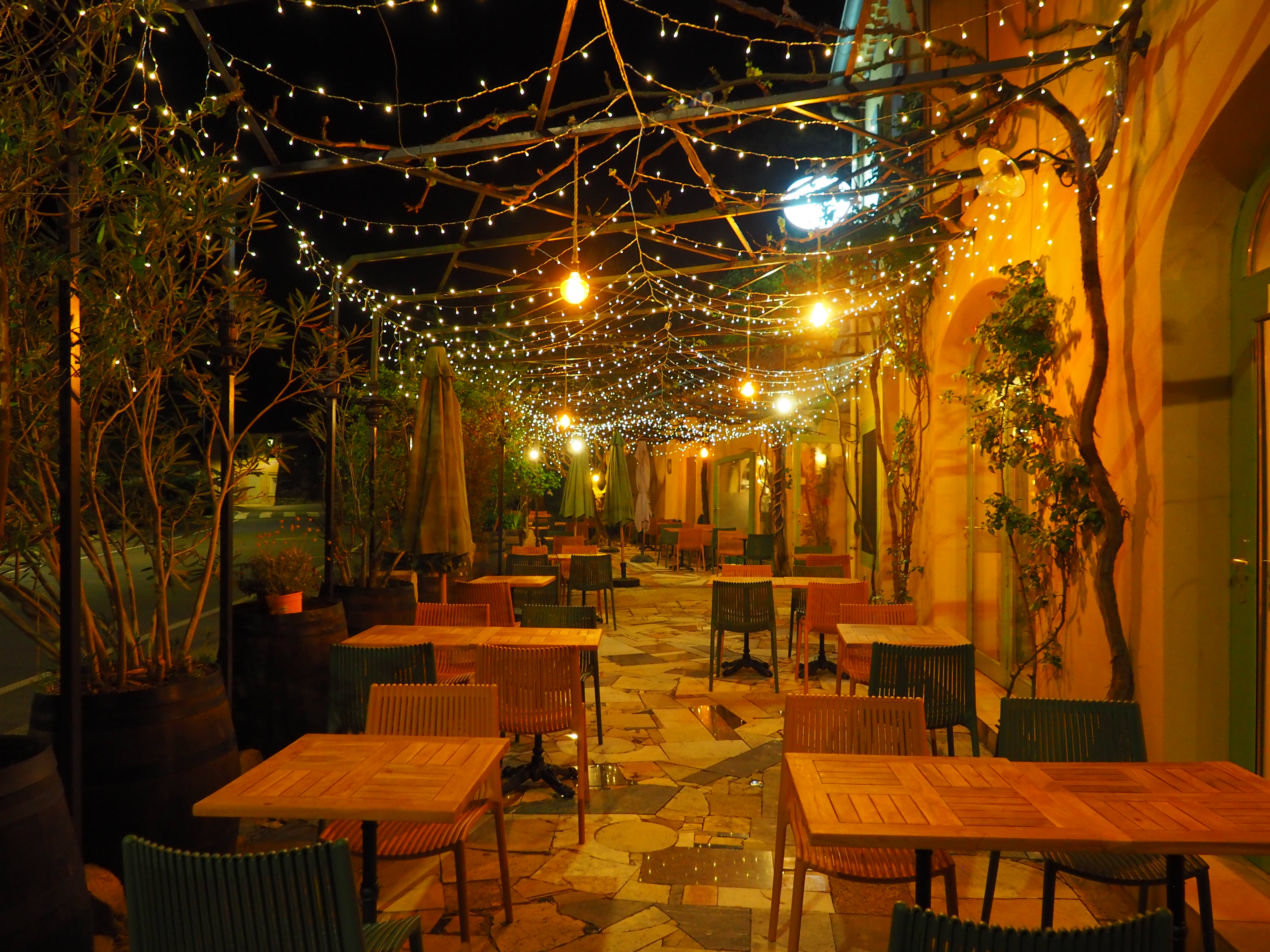 Terrasse de nuit avec guirlandes