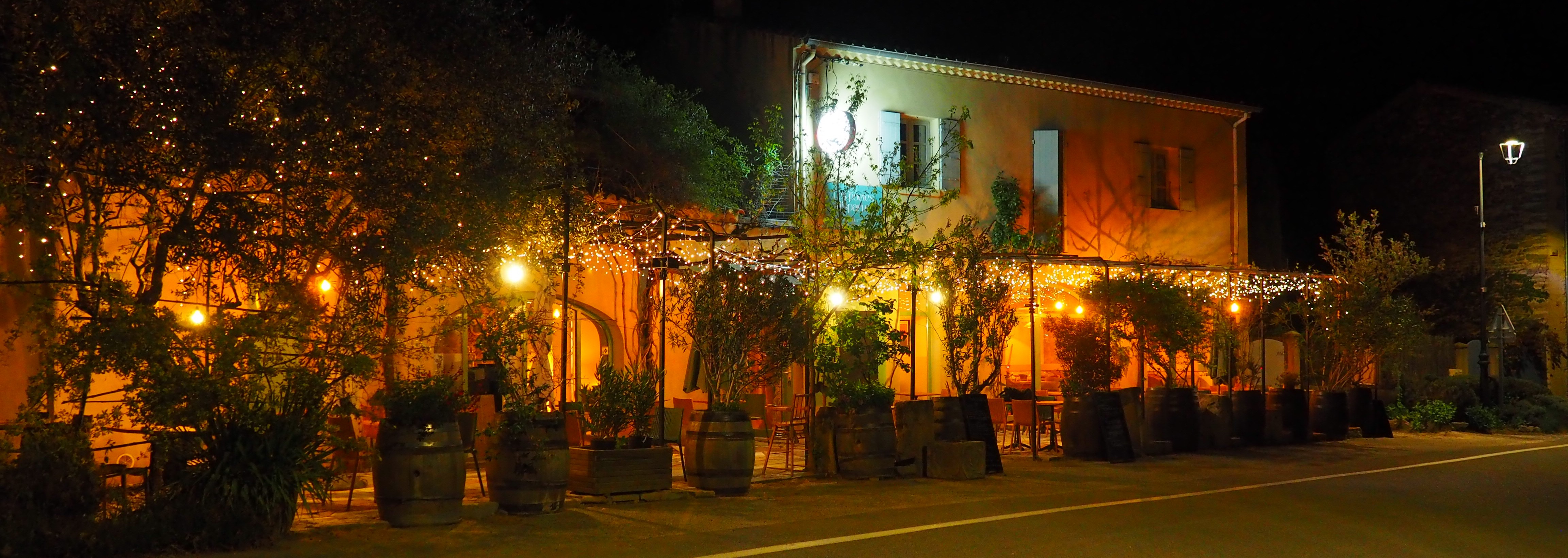 Le restaurant illuminé vu depuis la route