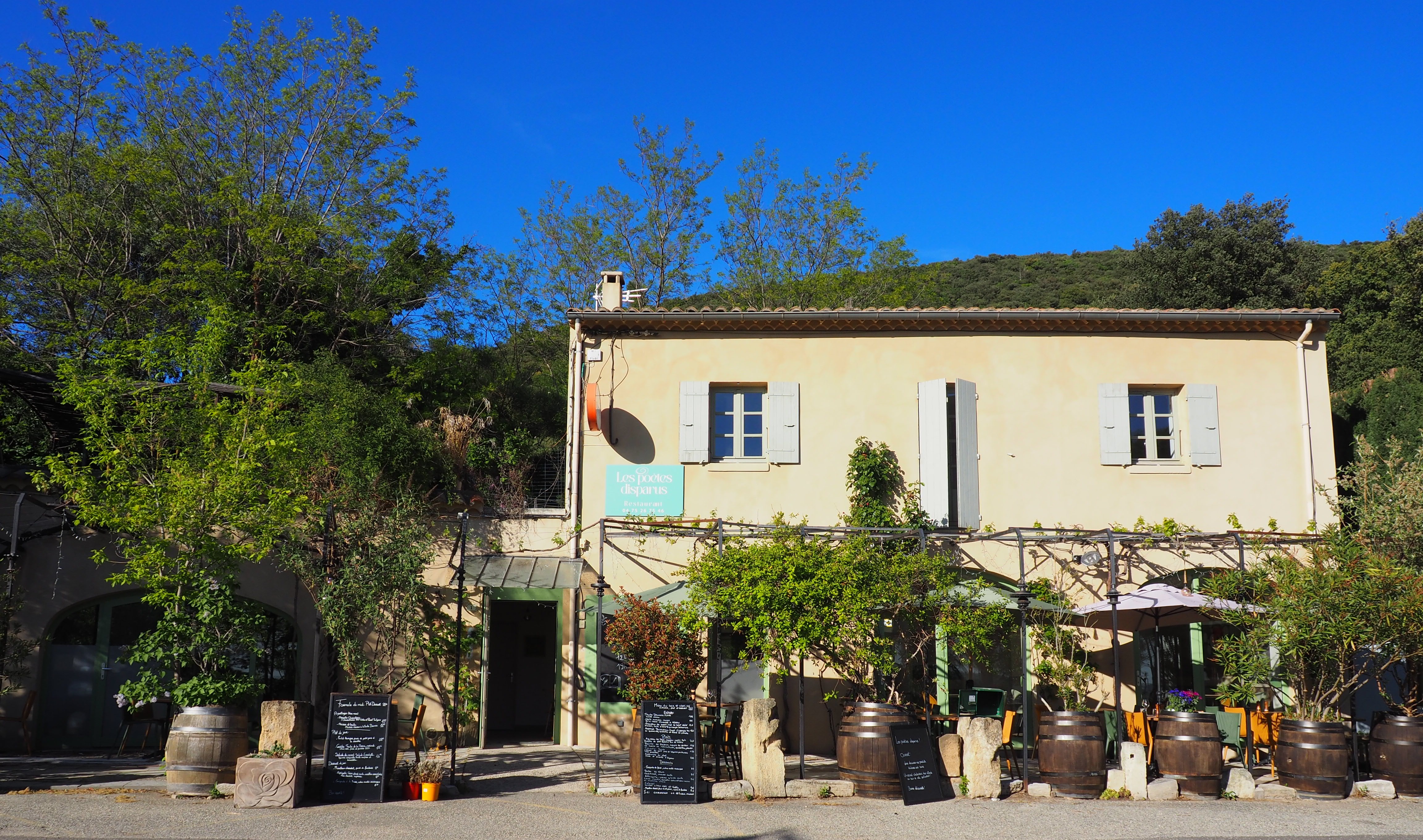 Façade du restaurant en journée