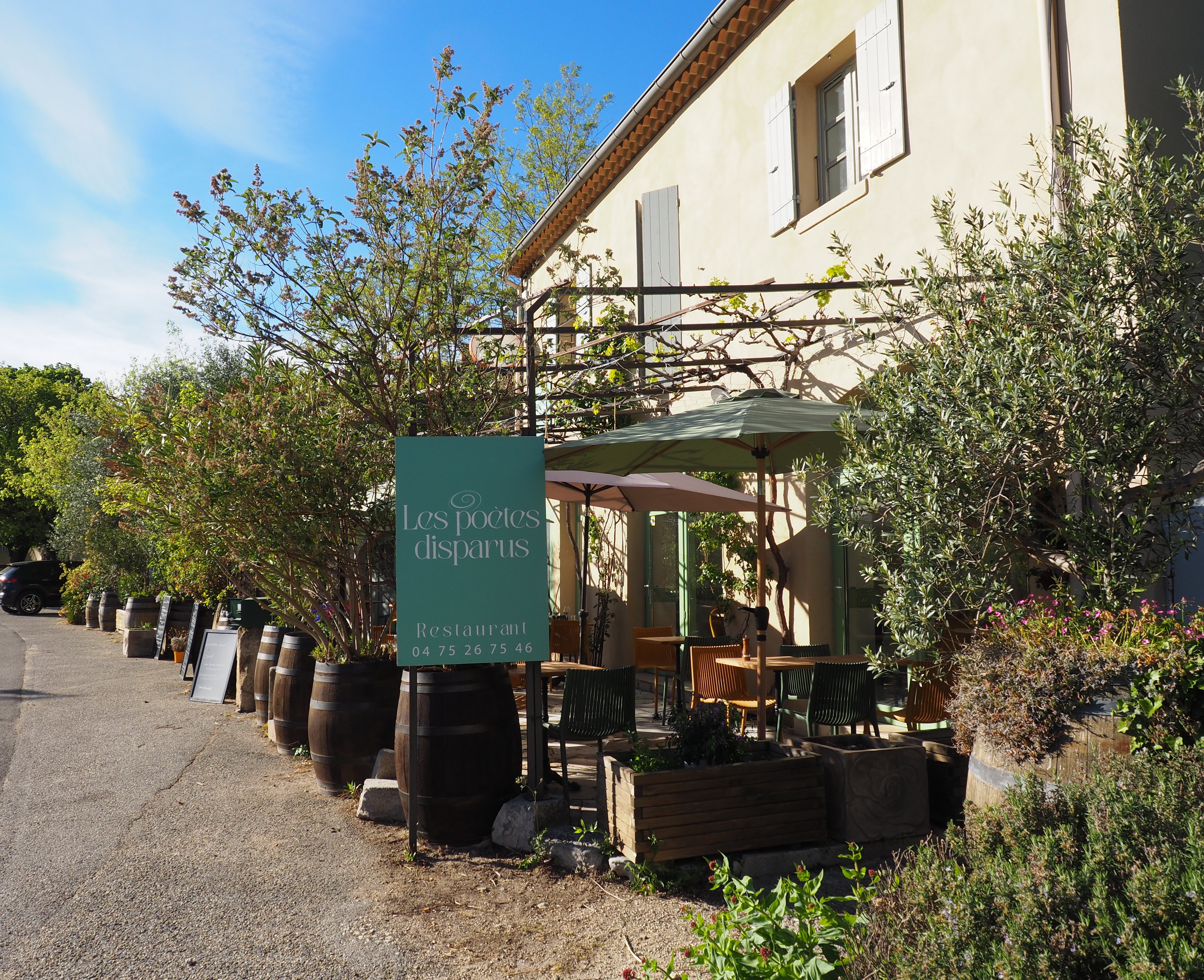Façade et enseigne en journée